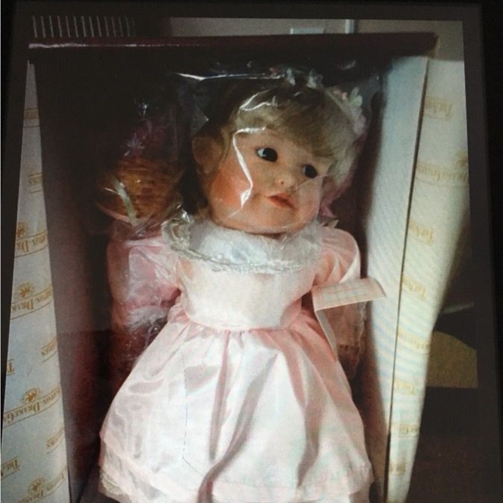 Vintage Ashton Drake Yolanda Bello doll new in box over 30 years old porcelain